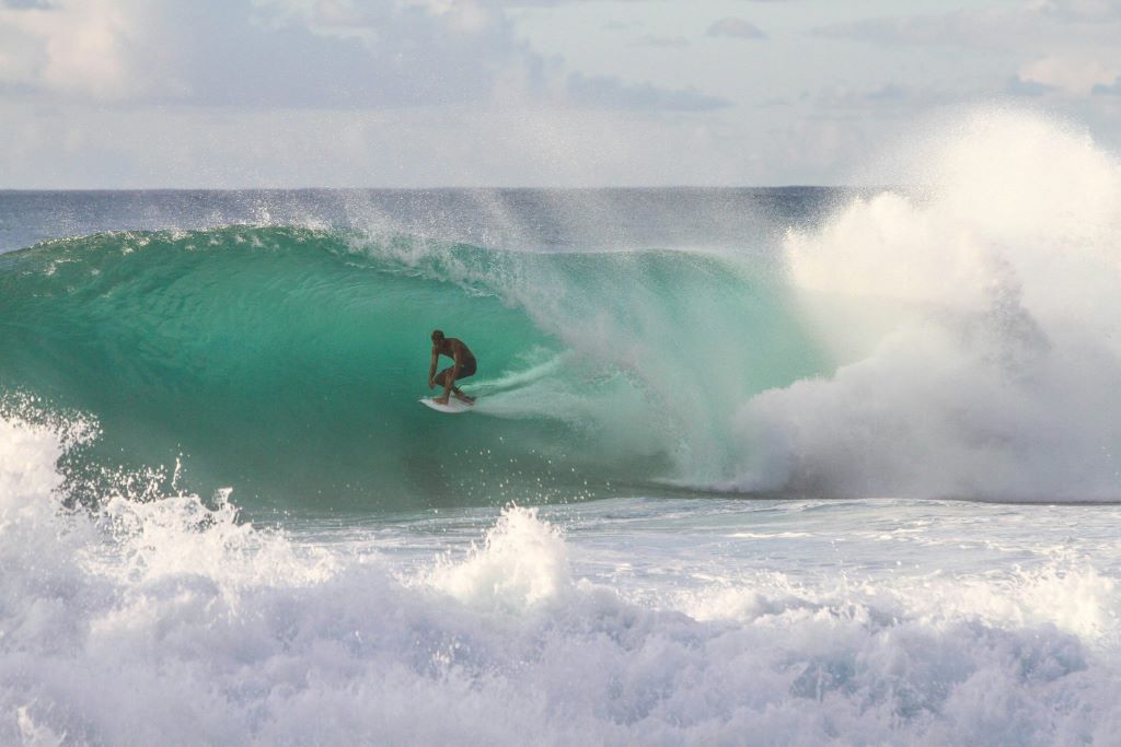 How long do electric surfboard batteries typically last?